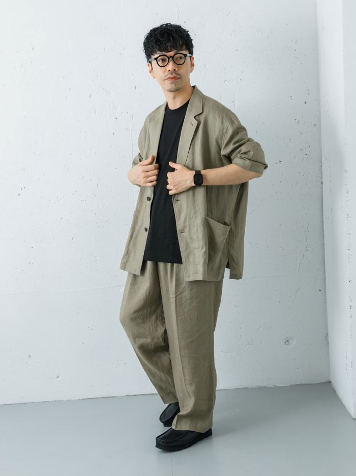 上質なフレンチリネンジャケットとパンツでセットアップにしてローファーできれいめにしました。
インナーはTシャツでラフな印象に◎

カラーは同素材の同色でベージュで合わせて夏っぽく！
インナーと靴を黒で合わせて格好良さもプラス◎