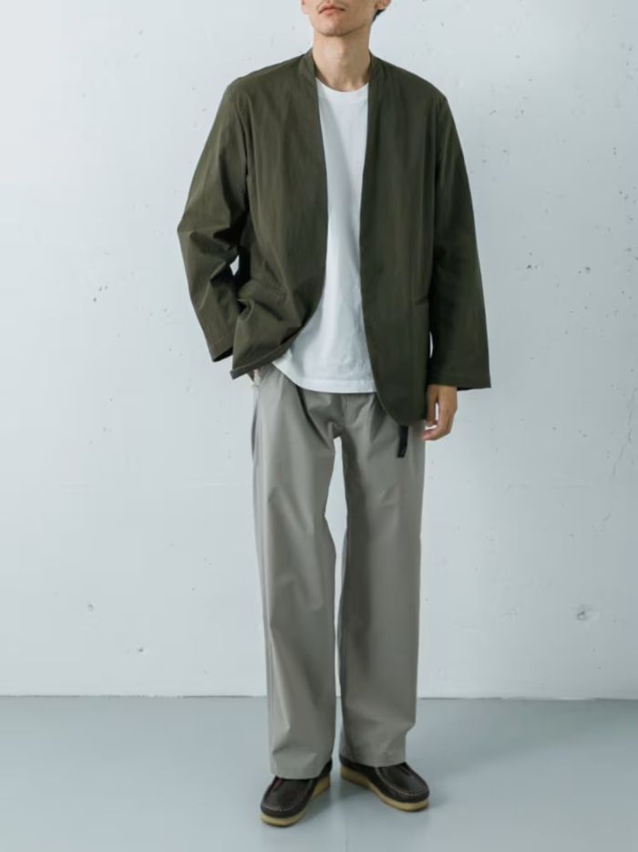 スポーティーな印象の強いナイロンアウターですが、ボトムスにGramicci別注のSOLOTEXパンツを合わせることで、グッと都会的な表情に引き寄せています。ストレッチの効いた機能素材でありながら、スラックスのような美しいテーパードシルエットを描くのがこのパンツの真骨頂です。