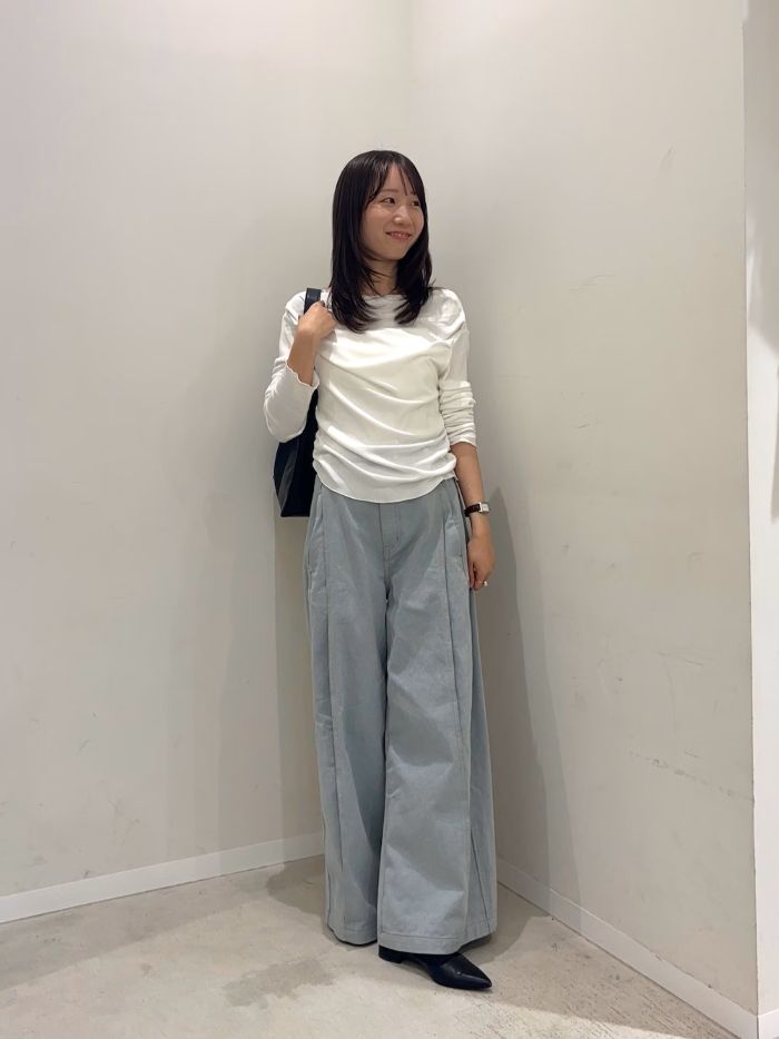 デニムは清涼感溢れるライトブルーの
お色味で、春夏らしさ満点！！

トップスは店頭でも大人気のドレープが
可愛いトップス！
薄手の生地で今の時期ピッタリ~♩