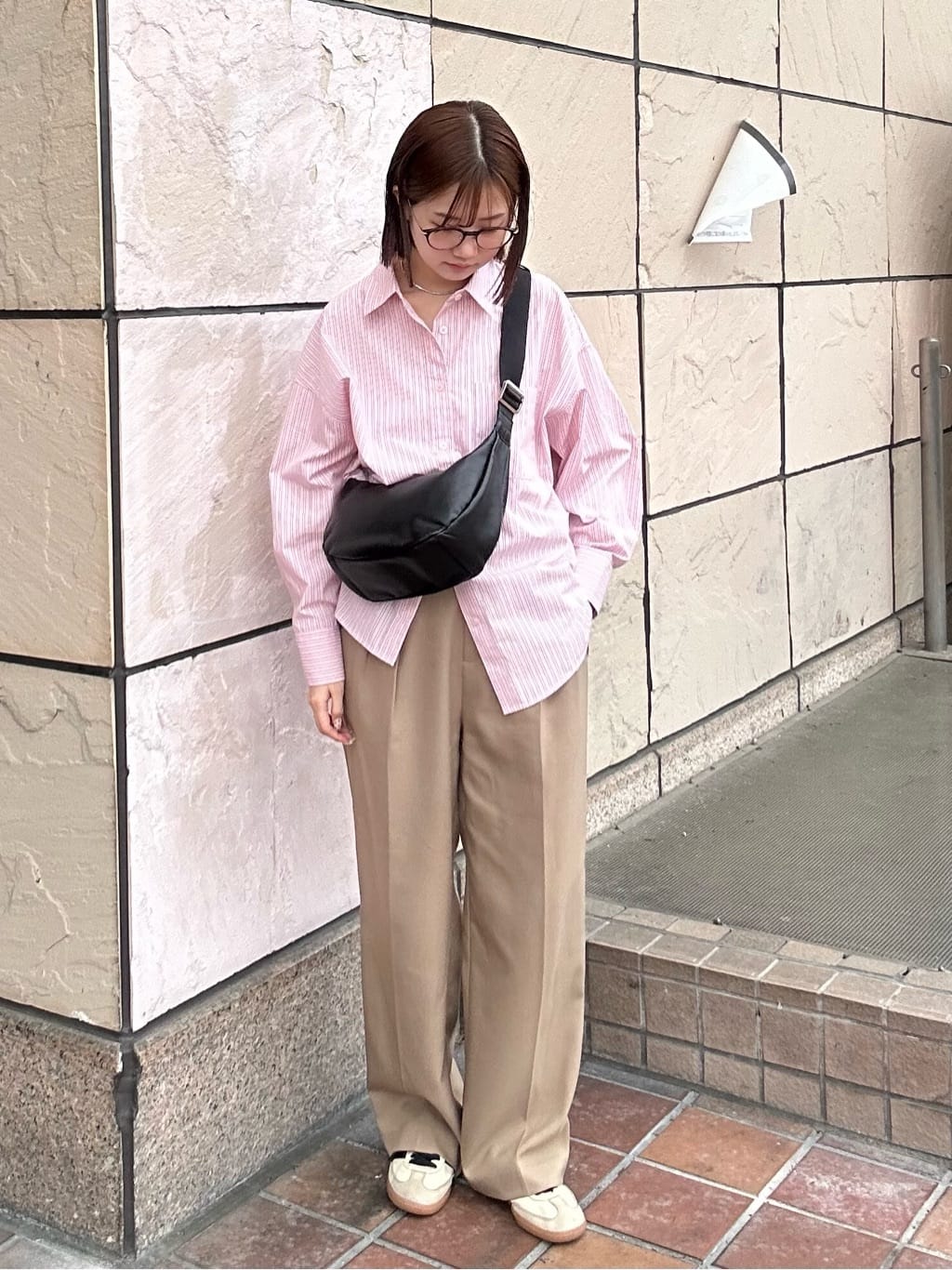 身長：160cm
性別問わず人気のラウンドショルダーバッグ

ベルトがナイロンなので、汗をかくこれからのシーズンにもおすすめ◎

500mlペットボトルや折りたたみ傘が一緒に入るので、おでかけはもちろん旅行用にもぴったりです！

黒のレザーバッグは1つあると着回しできますよ☺︎
