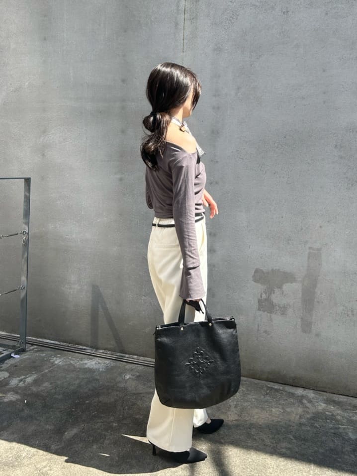 身長：157cm

着用カラー　ブラック

ブラックはよりレザーのツヤ感が目立つカラーです。
ベルトは取り外し可能なので、通勤時は外してシンプルに。無地のコーデにはモノグラムベルトをポイントにと、コーデやシーンによって楽しめます！