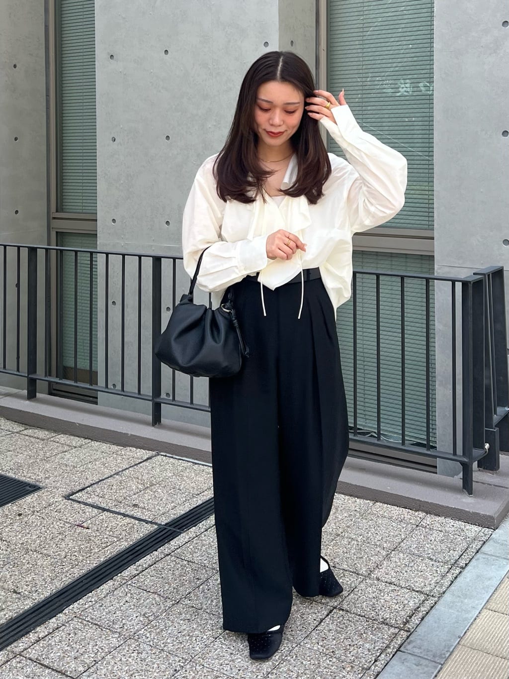 身長：157cm

着用カラー:ブラック

Instagramでも人気の巾着ショルダーバッグ！

柔らかいフォルムがかわいいバッグ。
持つだけで一気にこなれ感も出ます、、！！

大人カジュアルなスタイリングにもマッチします。