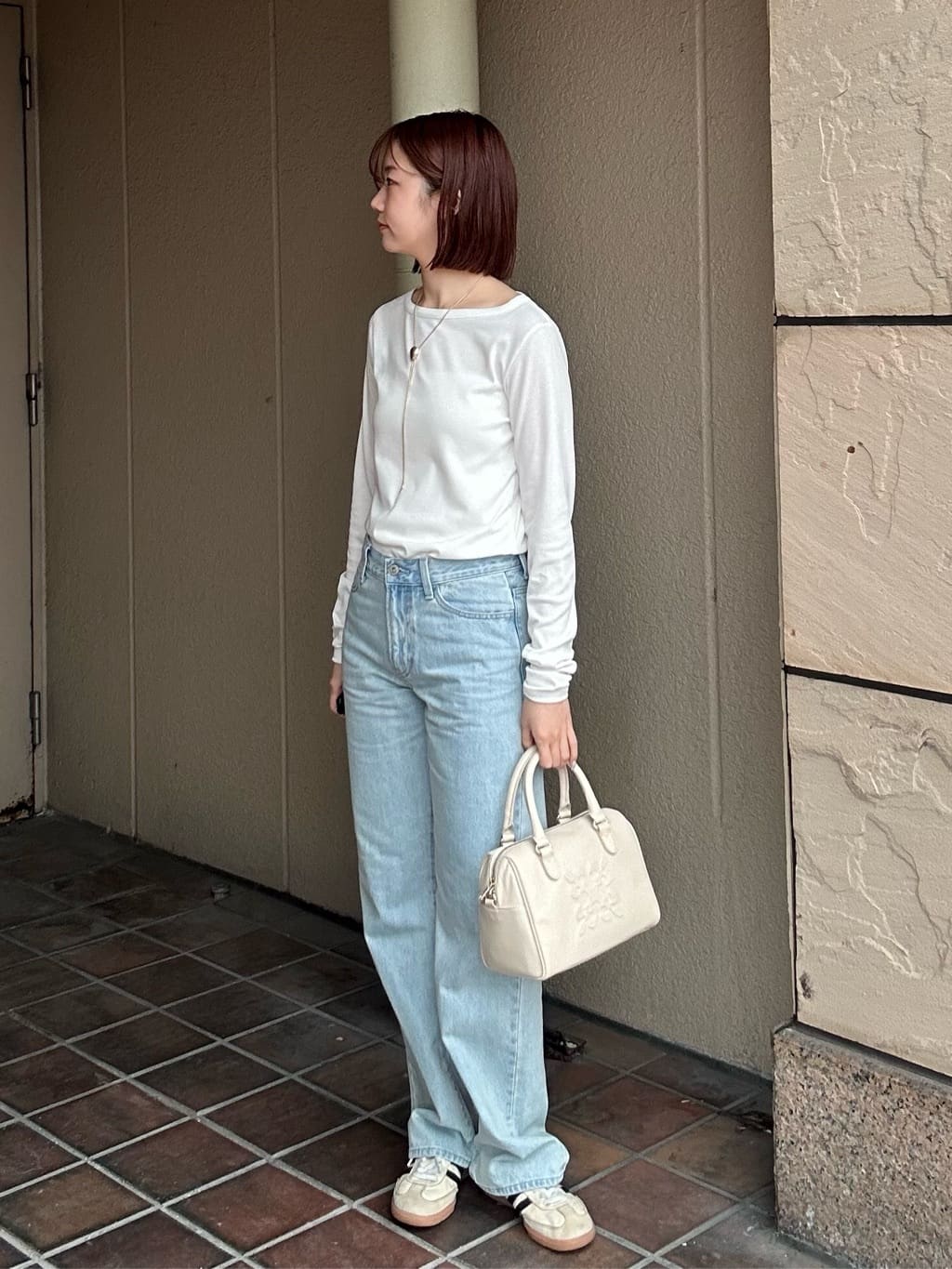 身長：160cm

カラー:アイボリー

一目惚れされる方が多いボストンバッグ

エンボス加工が上品でさりげないおしゃれさがあるバッグ

見た目コンパクトなのにしっかり入るのも人気のポイントです◎