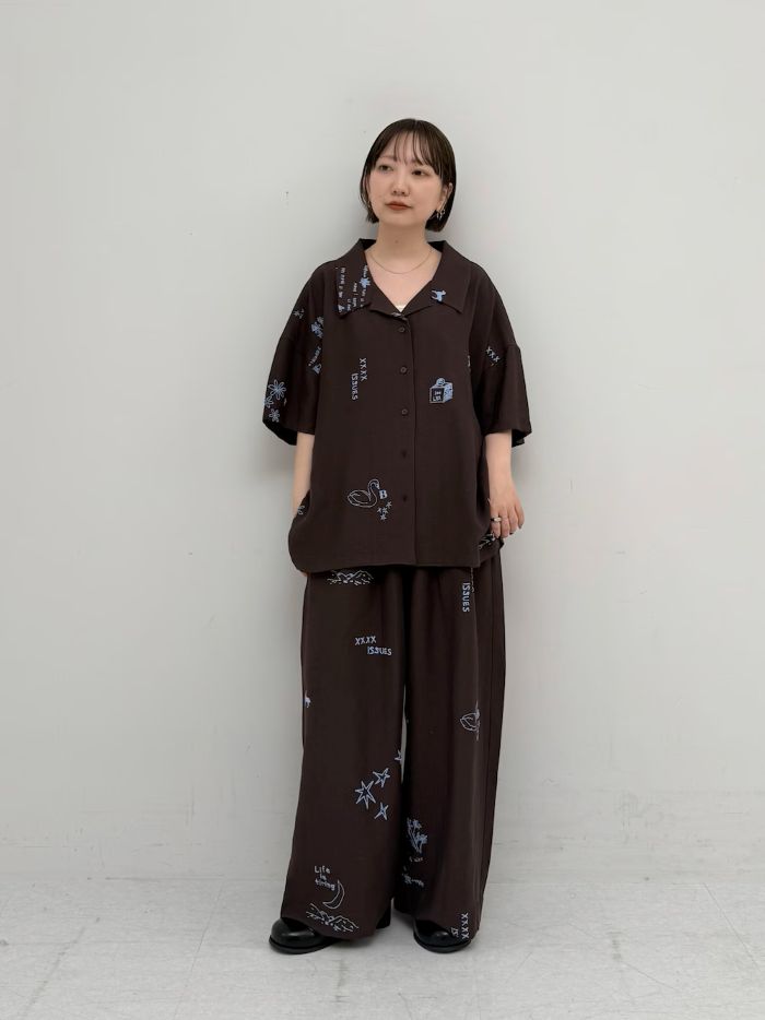 刺繍プリントデザイン。
セットアップで着るとこなれ感♩

メンズライクなオーバーシルエットです◎
サラリと着られて
夏に活躍する予感です。