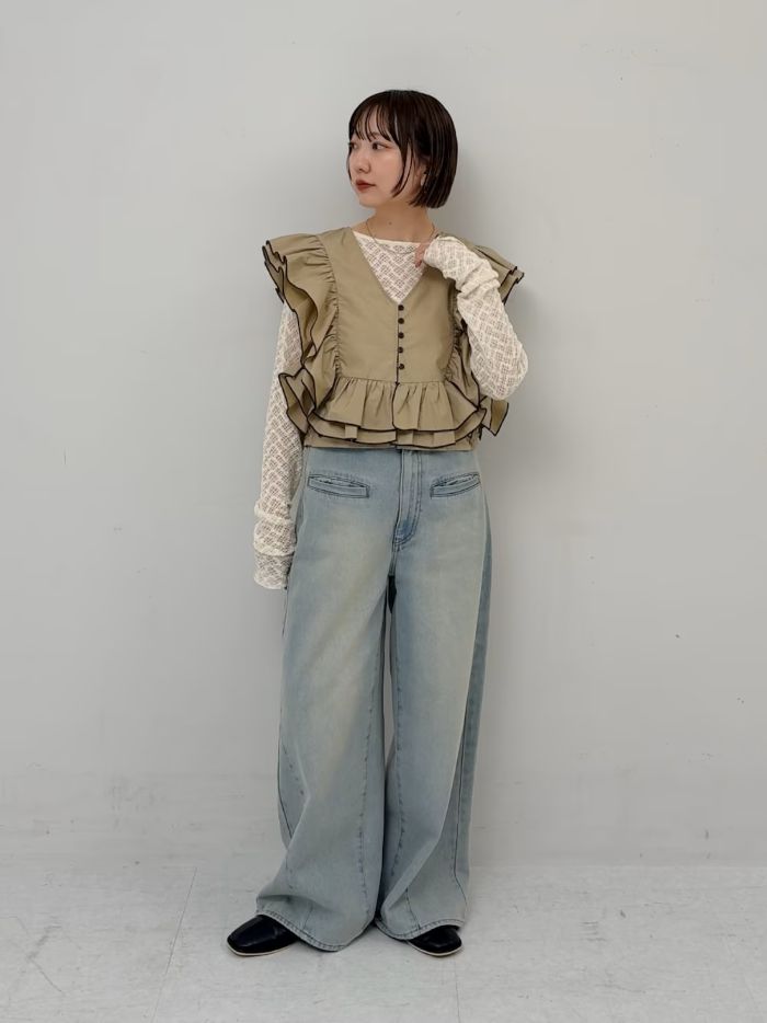 フリルブラウスをメインに
春らしい柔らかいトーンでまとめました。
王道のデニム合わせも
コンパクトなシルエットのおかげでスッキリ◎

白レースを入れたので
デニムで甘さ控えめに。