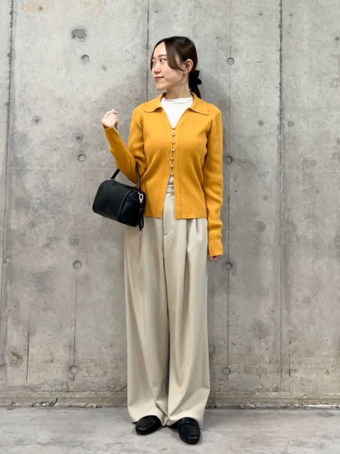 スラックスは、シワになりにくい生地感です。
 
トップスは春なので明るいカラーをえらびました♩