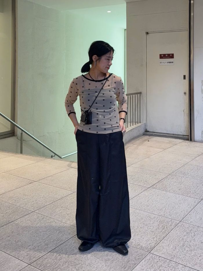 小花柄がかわいいシアーのトップスは
ダボっとパンツに合わせるのが今っぽい〇
.
インナーのカップツキキャミは
後ろの部分だけメッシュ素材になっていて
通気性も抜群で夏にぴったりです♩