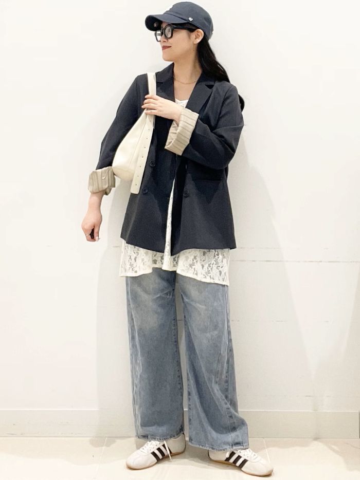 ジャケットにキャップやスニーカーを
合わせてカジュアルコーデを組んでみました♩


ゆるく羽織れるジャケットなので
レイヤードして着るのがおすすめです〇

すっきり見せるために、
袖は折っておしゃれな柄を見せましょう〇