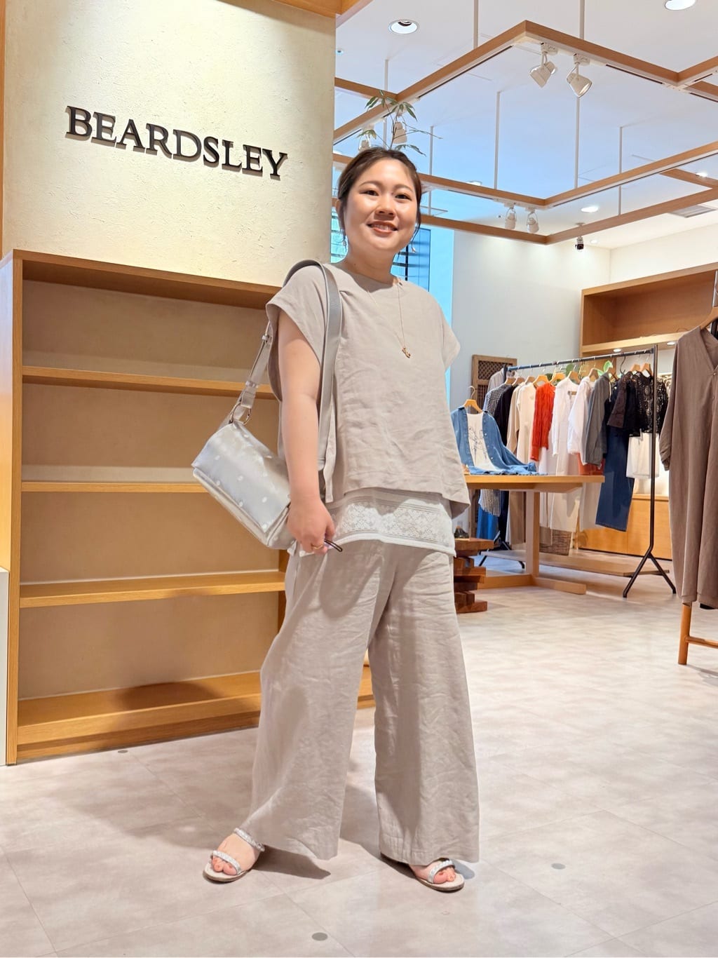 155cm ストレート イエベ秋
 
ビアズリーで毎年人気のリネンセットアップ。
リネンの風合いが夏らしく、涼しさも抜群です。麻100%ではないので、少しストレッチも効いていて、動きやすいのも嬉しいポイント。

セットアップはそれぞれ単体でも使いやすく、
ショートベストは、デニムやスカートと組み合わせたり、
パンツはTシャツやブラウスと合わせても素敵に着られます。

今年はトレンドのレースキャミが登場したので、合わせて見るとリネンの風合いともマッチしてとっても素敵でした。
キャミソールは紐の長さを調整できるので、身長に合わせてチラ見せする面積を調整できます◎