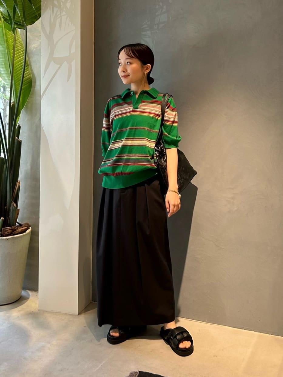 身長151㎝　〈CABaN〉コットンカシミヤ マルチボーダー ポロプルオーバー

ユニセックスでお召しいただけるニットポロ。定番のコットンカシミヤシリーズよりも少し薄手です。女性はゆったりとしたサイズ感でお召しいただけて、リラックス感のあるお出かけ着におすすめ。
※Sサイズを着用しています。