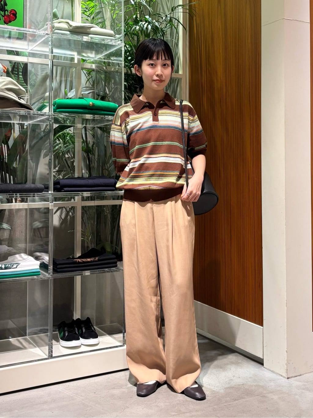 身長162㎝　〈CABaN〉コットンカシミヤ マルチボーダーポロプルオーバー

細番手糸を使った軽やかな素材感と〈CABaN〉らしい華やかな配色が特徴です。