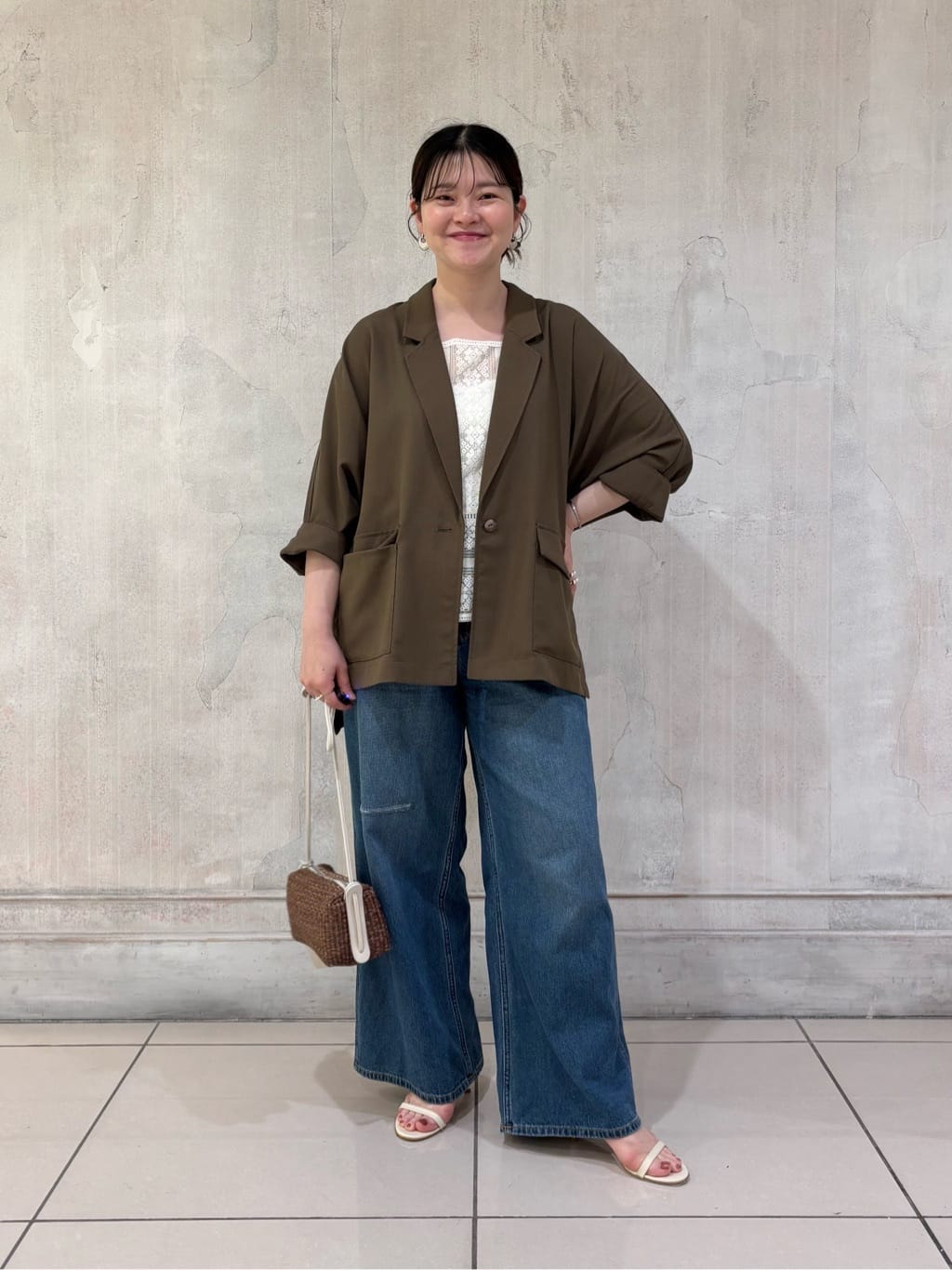 157cm ウェーブ ブルベ夏

【ジャケット】Fサイズ
ポリエステルと麻のゆったりジャケット
見た目よりとっても涼しくて夏の冷房、日除けにもってこいでした🔥
足腰隠せる丈なのも下半身ぽちゃにはありがたい👏
しかもドロップショルダーだから華奢に見えるんです！！
ドルマンで汗染みも気にならなそうだし、言うことなしのジャケットですよ☺️


【インナー】Fサイズ
全面繊細レースのキャミソール🫶
肩紐にアジャスターがあるので、お手持ちのアイテムに合わせてたくさん見せたりちょっと見せたり、と調節可能です✨
裾からちらっと見えるだけで、今年っぽい抜け感が出ますよ◎


【デニム】1サイズ
綿麻素材の柔らかい生地感のデニムです☺️
157cmで1サイズ、ヒップ100近くありますがスポッと入りました！
丈はやや長めなので丈詰めするか、少し厚めのシューズと合わせるのが良いかも◎
ワイド幅すぎないから、下半身ぽっちゃりさんも隠すとこは隠して、太見えしない絶妙なライン✨