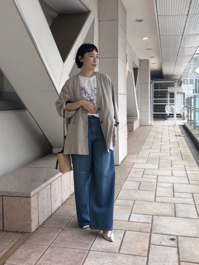 157cm ウェーブ ブルベ冬

清涼感たっぷりのリネンジャケットは、
表情のある素材なので、
落ち感のある質感との相性が抜群。
今日は楽でいい。
でもラフ見えは嫌だ。。
そんな時にちょうどいいジャケットです。
“頑張ってないのにちゃんとしてる”
ちょうどいいコーデに仕上がりますよ。

キレイめなアイテムと合わせることで、
リネンジャケットが引き立ちます。

丈感のあるジャケットなので、
きちんと感ある中にもリラックス感も合わせもつコーデになりますよ。

デニム×Tシャツ合わせのコーデも、
リネンジャケットが合わされば、　
落ち着いた大人な柔らかさを併せ持つ、
カジュアルコーデの完成です。