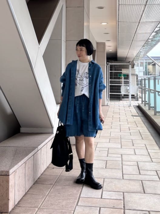 157cm ウェーブ ブルベ冬

こうみえてリネン素材のセットアップは、
インディゴ染めにすることで、
まるでデニムのよう。
デニム生地ではないので軽い着心地で、
質感も柔らかいので羽織りにしても落ち感があり、滑らかな表情です。

リネン特有のちくちくした感触も私は感じませんでした。

シャツは丈がたっぷりしているので、
パギンスのようなすっきりしたボトム合わせもいいですね。

梅雨時期には、
レイブーツと合わせると素敵だと思います。