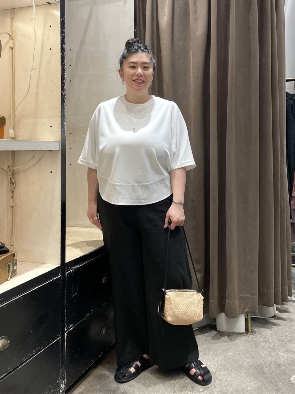 166cm ナチュラル イエベ秋

【tops】 着用サイズ : F
昨シーズン人気だった“ラウンドヘムT”が今年はドルマンスリーブデザインで新登場。
肘が隠れる袖丈となってます。
身頃はシワになりにくく、イージーケアなのも嬉しいポイント。

洗濯　 : 手洗い可
伸縮性 : あり


【pants】 着用サイズ : 2
人気のウエストリブシリーズです。
私は2サイズを着用していて、腰周りやヒップも無理なく履けました。
着丈はくるぶしにかかる長さです。

洗濯　 : 手洗い可
裏地　 : なし
透け感 : なし