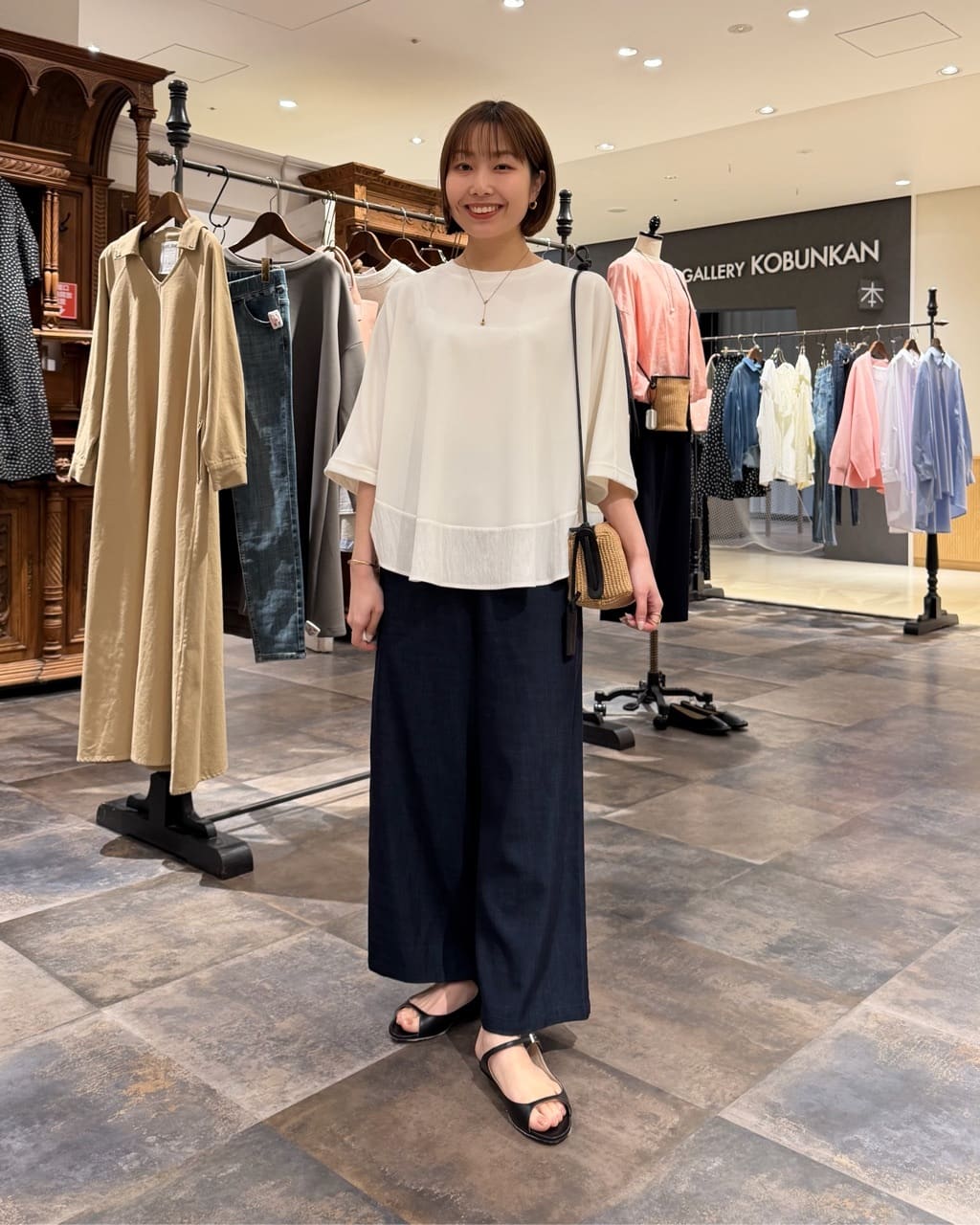 153cm ウェーブ イエベ秋
 
tops:
1枚でレイヤード風のカットソー。
シンプルなのに着映えする、異素材コンビのデザインとドルマンスリーブで、着るだけで様になります！
伸縮性がありシワになりにくく、白でも透けにくいです◎
お尻にかかる着丈で、低身長でもインせずバランスよく着れて、ボトムスを問わず合わせやすいです！

bottom:
大人気のウエストリブパンツ。

人気の理由は...
インはしたくないけどスタイルアップはしたい、そんな願いを叶えるパンツ。
落ち感のある生地で広がらないシルエットだから、美脚見えするワイドパンツです！！

サイズ展開も豊富で、153cmの私は0サイズがくるぶしにかかる丈でぴったりの丈感でした◎
しかも、ウエストはゴムで楽ちん、シワにもなりにくいので、お仕事やご旅行でも快適にお使いいただけます！！
インディゴカラーはデニム感覚でお使いいただけます♪