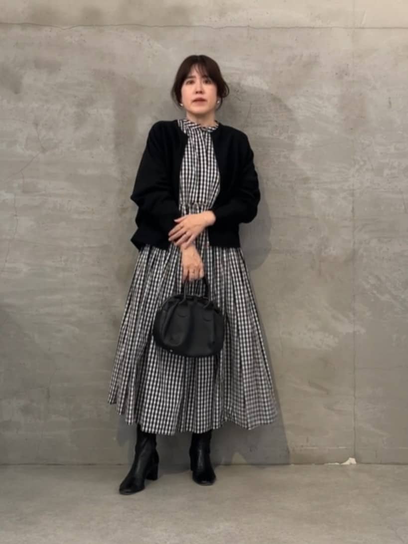 160cm ストレート イエベ春

🖤 ドルマンニットカーディガン（ブラック）
腕・背中・お腹まわり…
「ここ見せたくないな」というところを、全部まとめて包んでくれるドルマン。
きちんと感は残しつつ、着ていてラクなのが一番うれしいポイントです。

🖤 先染めギャザーワンピース／ギンガム（ブラック・1サイズ）
ギンガムって可愛いけど、アラフィフはちょっと構えますよね。
でもこれは黒ベースで甘さ控えめ。
ギャザーも主張しすぎず、体のラインを拾わないから安心して着られます。

🖤 ラウンドミニボストン（ブラック）
コーデを考える元気がない日でも、とりあえずこれを持てばまとまる存在。
派手じゃないけど、ちゃんと品があるのが大人には助かります。

⸻

「若作りには見られたくない、でも地味にもなりたくない」
アラフィフになると、このバランスがいちばん難しい。
このコーデは、頑張って見せてないのに
“ちゃんとして見える” ところがいちばんのポイントだと思います。

無理せず、でもちょっと気分が上がる。
そんな服を探している方に、ぜひおすすめしたいコーデです。