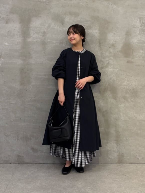 149cm ウェーブ イエベ春
 
【アウター】
149cmでふくらはぎ下くらいの着丈。
ウエストで絞れるので小柄さんもバランスが取りやすくおすすめです。袖口もゴムなので手の甲に落ちてきません。
シワになりにくく、軽やかな着心地で持ち運びも便利。

【ワンピース】着用サイズ:0
ふんわりと軽いコットン100%の先染めギャザーワンピース。シーズンレスで着回しを楽しめる一着です。
長さがあるのでギンガムチェックも甘すぎない印象。
裏地はないですが透け感気にせずお召しいただけます。