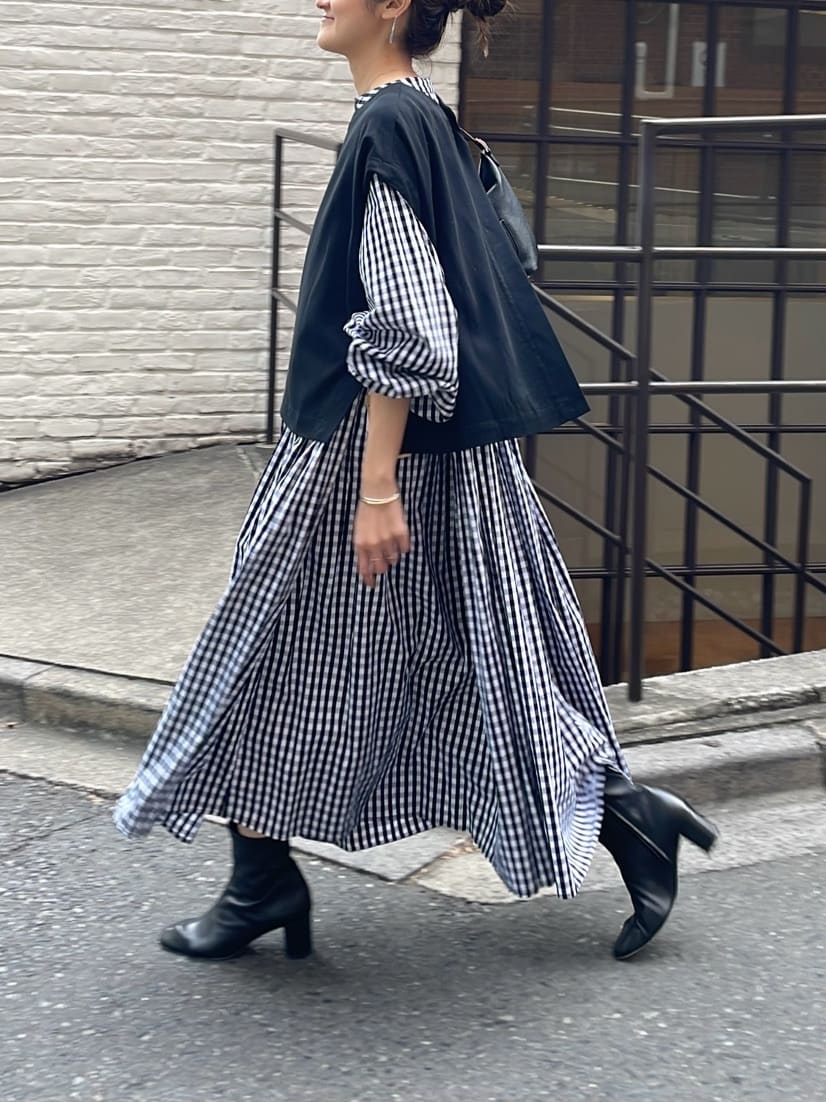 166cm ウェーブ イエベ秋
 
【ベスト】1サイズ着用
ショート丈でワンピースに重ねるとスタイルアップ効果ありのマルチベスト。
首の後ろにボタン付きでスリットになっているので抜け感がでます。
手洗い可


【ワンピース】1サイズ着用
コットン100%でオールシーズン着られるギャザーワンピース。
ギンガムチェックは1枚で可愛く主役になります。
レイヤードするものやアウターによって、着回しの幅が広い1枚です。
裏地なしですが、ギャザーたっぷりなので透け感は気になりません。
手洗い可