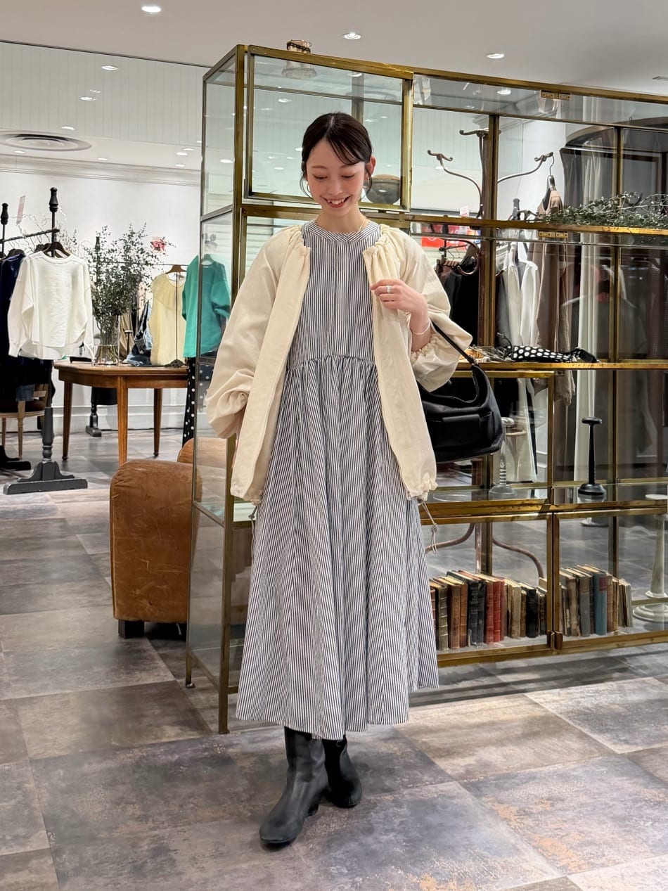 154cm ウェーブ イエベ春
 
【ワンピース】着用サイズ：0

さり気ないストライプ柄が目を惹くワンピース。
ギャザー部分がアーチ状になっているので、広がりすぎず程よいボリューム感で着ていただけます。
コットン100％のナチュラルな素材感で肌触りもよく、手洗い可能も嬉しいポイント◎
154cmで0サイズを着用し、足首が見える丈感。

【ブルゾン】着用サイズ：F

襟元・袖・裾にたっぷりとギャザーを施した、立体感のあるナイロンブルゾン。
少し光沢のある生地感でキレイめにも合わせやすく、普段からお出かけシーンまで幅広く使えます。
また、首元や裾にドローコートがあるので、お好みで調整していただけます◎