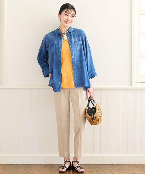 【大きいサイズ】薄手で涼し気なデニムガーゼのシャツにオレンジのTシャツをイン。色を効かせた大人カジュアルコーデです。