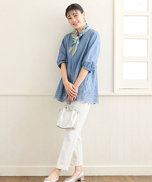 【大きいサイズ】涼やかな綿ローンのブラウスは裾のスカラップが大人可愛いデザイン。綿混のストレッチパンツと合わせたきれいめカジュアルです。