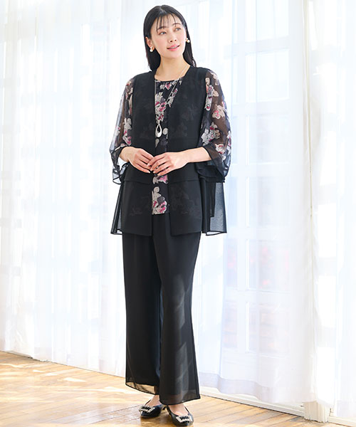 【大きいサイズ】シアー感が美しいジレ＆パンツのセットアップ。インナーには花柄ブラウスを合わせて甘さを添えて。