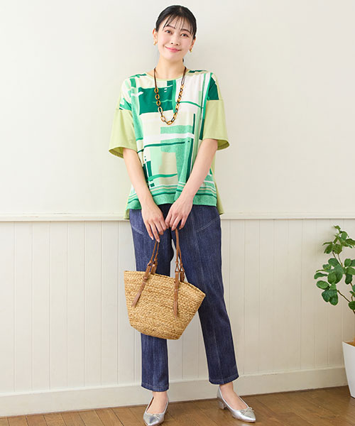 【大きいサイズ】目を惹く幾何柄のトップスにデニム柄のパンツを合わせた夏のお出かけスタイル