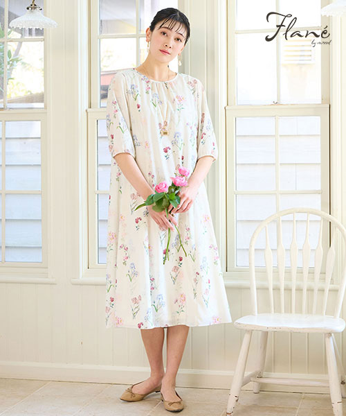 misselから生まれたニューライン「Flane」
揺れ感がフェミニンなボタニカル柄のワンピース。ホワイトはWEB限定カラーです。