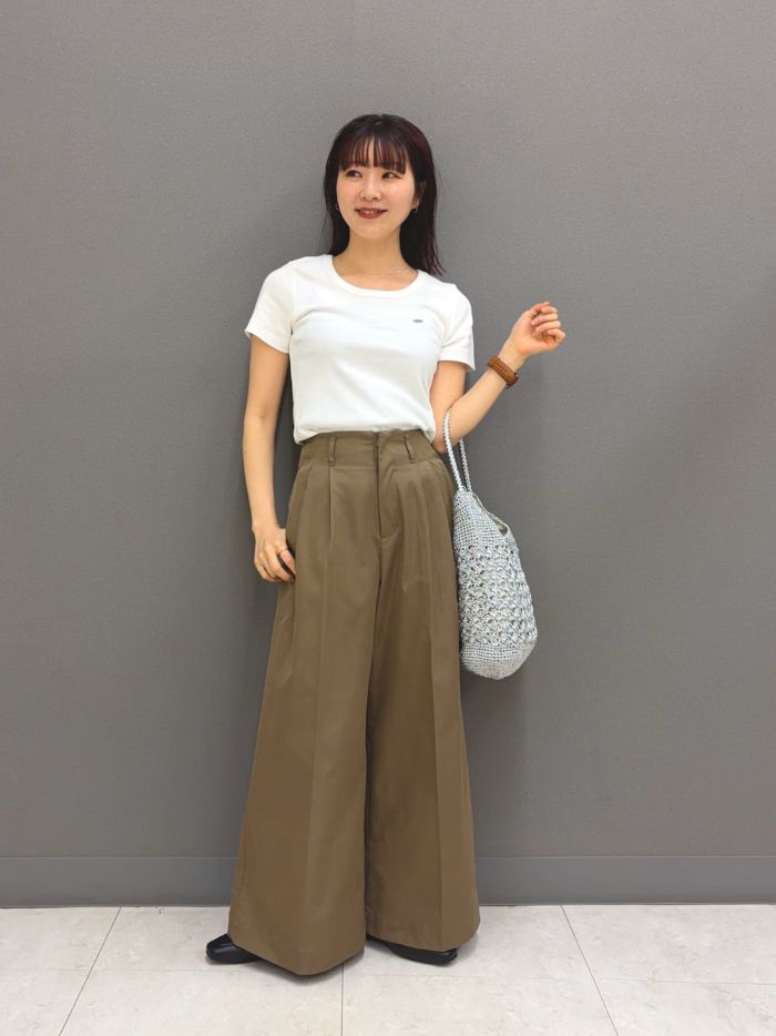 シンプルなコーデですが
トップスの美シルエットのタイト感と
バギーパンツのバランスが
おすすめのポイントです♩

トップスは細見えする
ラウンドネックが夏のマストバイアイテムです！