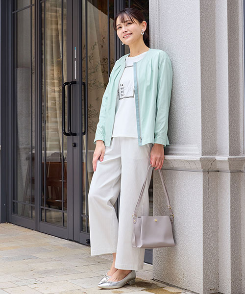 軽快に羽織れるライトアウターはきれいなグリーンがイチオシ。インナーやパンツはホワイトでまとめると品よく楽しめます。