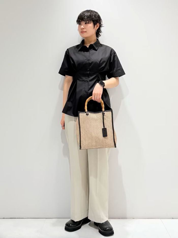 オフィスカジュアルでもいけそうなコーデを紹介します〇

シャツはウエストタックがある事によってスタイルアップも狙えます♩

パンツも通気性がよくこれからの季節に大活躍間違いなしです！