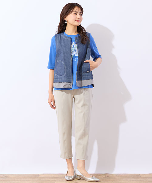 大人のカジュアルコーデに取り入れたいデニム素材のベスト。ブルーのTシャツとの重ね着で爽やかな印象に。