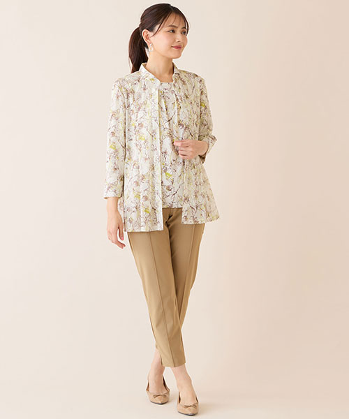 毎年人気のチュールシャツ＆カットソーのアンサンブルスタイル。キャメルのパンツと好相性です。