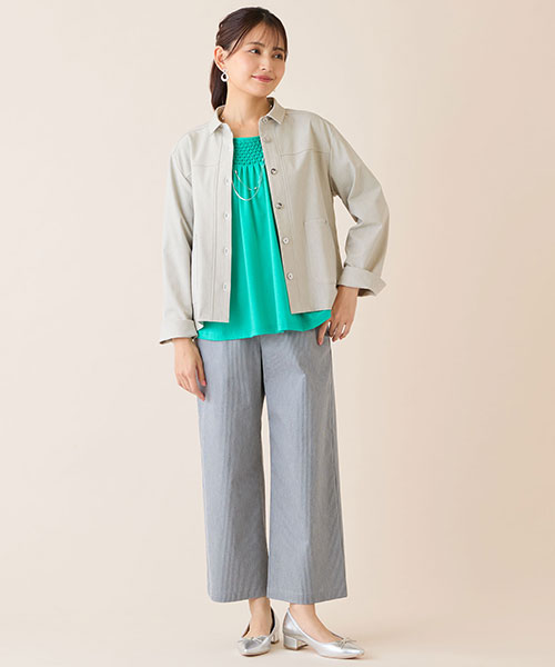 軽く羽織れる人気のジャケットにグリーンのカットソーをイン。品よく楽しめる大人カジュアルスタイルです。