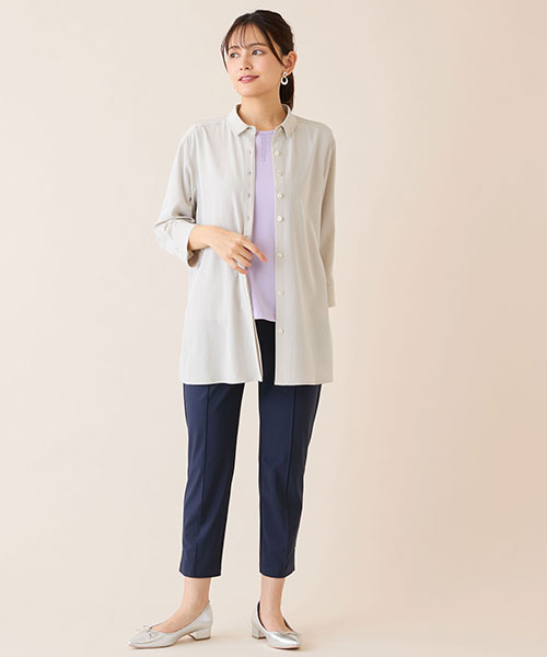接触冷感性のあるシャツにラベンダーカラーのカットソーを合わせた上品カジュアルコーデ