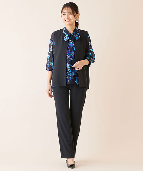 ジレとパンツのセットアップに花柄のブラウスを合わせて甘さをプラス。シックさの中にも女性らいさを感じる着こなしです。
