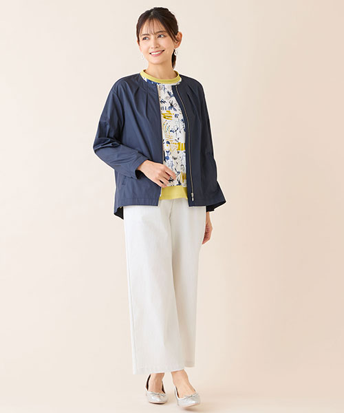 イエローの柄トップスにネイビーのジャケットを重ねたお出かけスタイル。色のコントラストが新鮮な着こなしです。