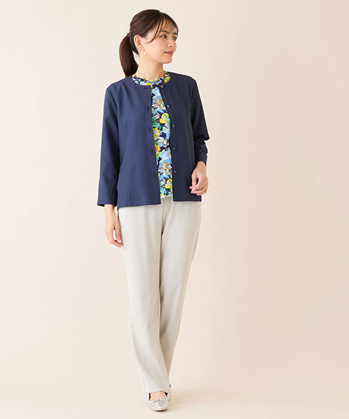 涼やかな羽織り心地のブラウスに花柄のインナーを合わせたきれいめコーデ。パンツコーデが華やぎます。