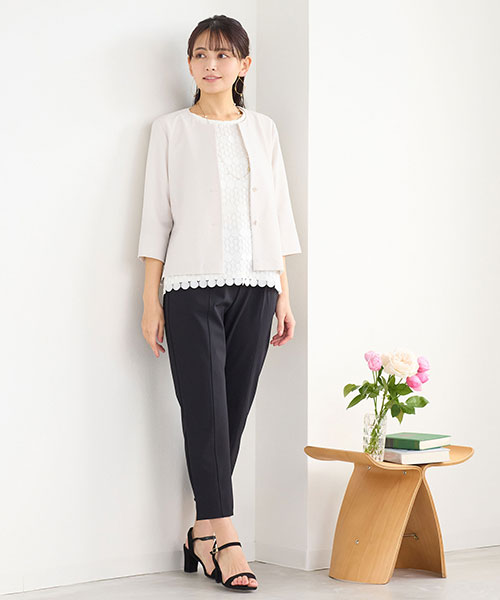 オフィスやオケージョンにおすすめのモノトーンスタイル。涼やかなブラウスにレースが可愛いカットソーを合わせました。