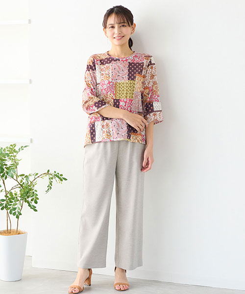 プロヴァンス風の柄トップスは一枚で着映えるアイテム。麻調のイージーパンツとラフに着こなすと素敵です。