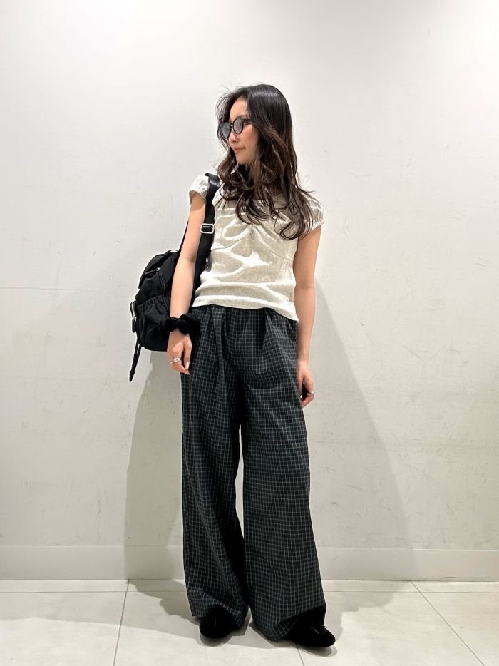 ウエスト総ゴム、中に紐付きの楽ちんパンツ
ゆったりながらもハリ感のある生地でパジャマ見えしにくいです
メンズライクなデザインなので女の子らしいトップス合わせがお気に入りです