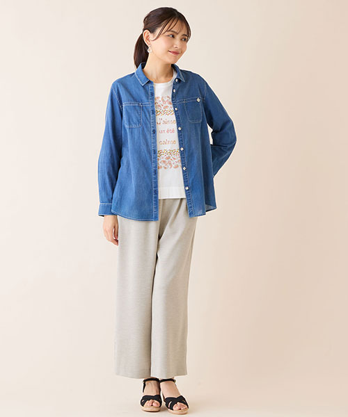 人気のデニムガーゼのシャツは大人のカジュアルコーデにおすすめ！リラックス感のあるワイドパンツとラフに合わせてもサマになります。