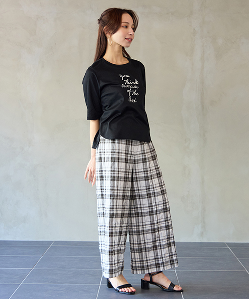 “Find Your Size” -探していたのは、こんな服- 小柄さんに似合う上品でバランスの良いSサイズ服、リリアンビューティエクラ。 Mサイズは一部店舗とオンラインショップにて販売。モデル身長：155㎝