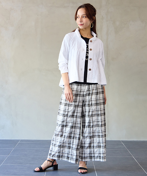 “Find Your Size” -探していたのは、こんな服- 小柄さんに似合う上品でバランスの良いSサイズ服、リリアンビューティエクラ。 Mサイズは一部店舗とオンラインショップにて販売。モデル身長：155㎝
