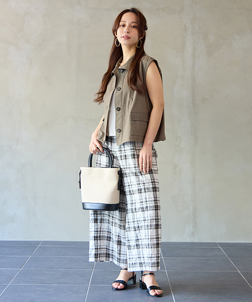 “Find Your Size” -探していたのは、こんな服- 小柄さんに似合う上品でバランスの良いSサイズ服、リリアンビューティエクラ。 Mサイズは一部店舗とオンラインショップにて販売。モデル身長：155㎝