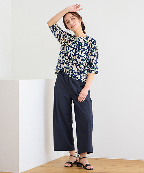 “Find Your Size” -探していたのは、こんな服- 小柄さんに似合う上品でバランスの良いSサイズ服、リリアンビューティエクラ。 Mサイズは一部店舗とオンラインショップにて販売。モデル身長：155㎝