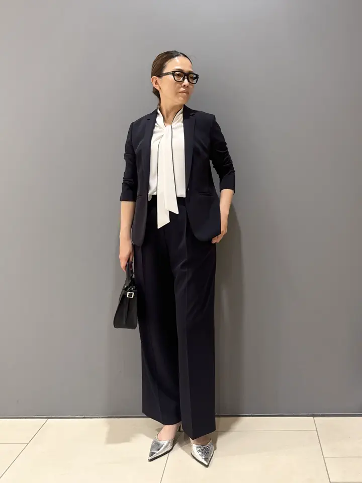 コーディネート身長 160cm

【ICB大人気スーツ】

働く女性の強い味方Fied
拘りのデザイン・美シルエット・圧倒的な着心地の良さの3拍子が揃った優秀スーツ
このスーツを着たら他は着られなくなるくらい、ストレスフリーな着心地！


■機能性
1）Washable
ご自宅でのお洗濯が可能でイージーケア。
2）速乾性
汗をかく季節でもサラリと着用可能。お洗濯後に乾きが早いのも嬉しいポイント。
3）接触冷感
ひんやりとしたタッチで夏でも快適な着心地。
4）防シワ
シワになりにくく、長時間の着用も安心。
5）UVカット


着用サイズ
ジャケット　　4サイズ
ブラウス　　　Sサイズ
パンツ　　　　4サイズ
(身長160㎝)
