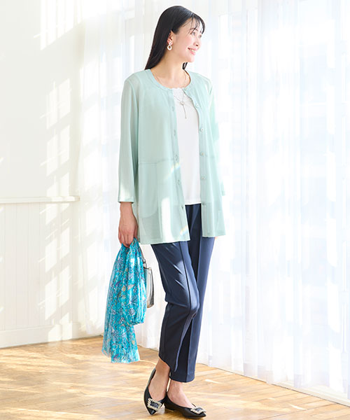 【大きいサイズ】きれいなグリーンのカーディガンとネイビーのパンツで楽しむ初夏のお出かけコーデ