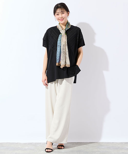 【大きいサイズ】涼し気な初夏のモノトーンスタイル。地図柄のスカーフをアクセントにしました。